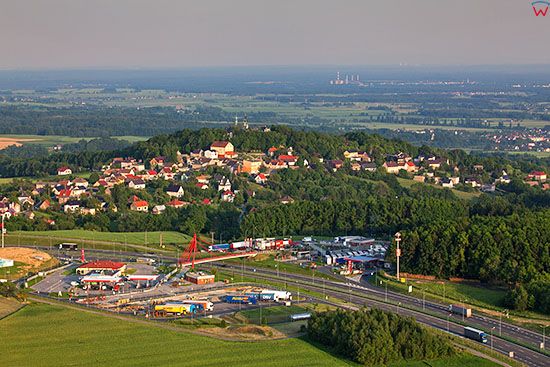 Gora Swietej Anny, panorama przez autostrade A4. EU, Pl, Opolskie. Lotnicze.